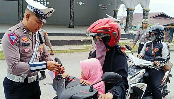 Jelang HUT ke 79 RI, Satlantas Polres Fakfak Bagikan Bendera Merah Putih Gratis