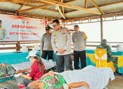 Sambut HUT Ke-79 RI, Kapolda Papua Barat Tinjau Pembagian Sembako dan Donor Darah di Polsek Wasior