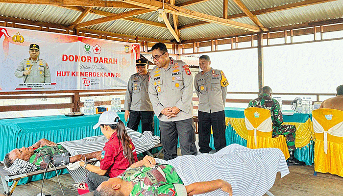 Sambut HUT Ke-79 RI, Kapolda Papua Barat Tinjau Pembagian Sembako dan Donor Darah di Polsek Wasior
