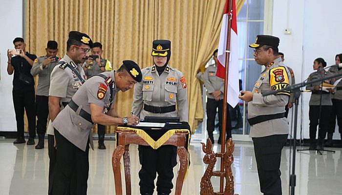 Kapolda Pimpin Sertijab Sejumlah PJU dan Pamen Polda Papua Barat