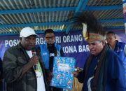 Orasi Mektision Meven di Moskona: “Harga Diri Orang Moskona Lebih Berharga dari Uang dan Ekskavator”