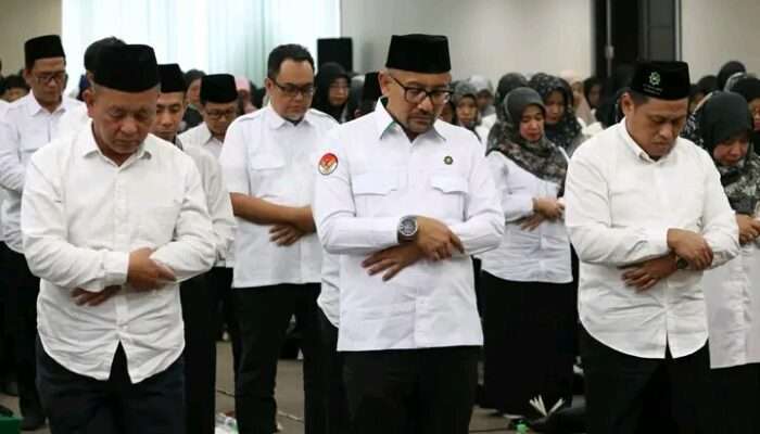 Terapi Shalat Bahagia untuk Seluruh Dosen dan Guru Besar UINSA Surabaya dengan Motivasi “ Jadilah Kuda di Siang Hari dan Patung di Malam Sunyi “
