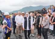 Tinjau Perbaikan Tanggul Pasca Banjir Lahar Dingin Semeru, Gubernur Khofifah Targetkan Rampung Dalam Tiga Bulan
