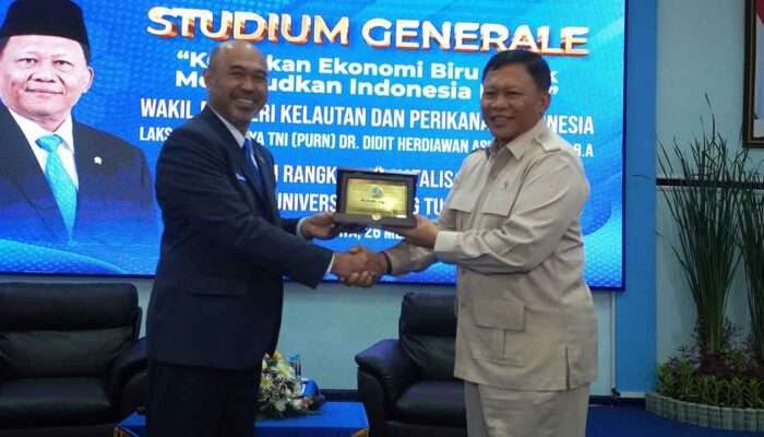 Wamen KKP RI Laksdya TNI (Purn.) Dr. Didit Herdiawan, M.P.A., M.B.A., Jadi Narasumber Studium Generale Puncak Dies Natalis ke-38 Universitas Hang Tuah
