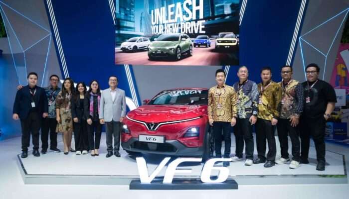 VinFast Tampilkan VF 6 Versi Setir Kanan untuk Pertama Kalinya di Indonesia pada Ajang IIMS Surabaya 2025