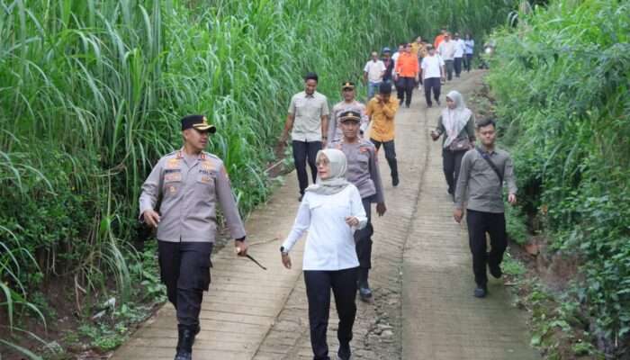 Kolaborasi, Polres Kediri Kota Bersama Pemkab Tangani Bencana Banjir di Mojo
