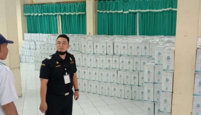 3.000 Kardus Air Zam-Zam Tiba di Embarkasi Surabaya Bertahap