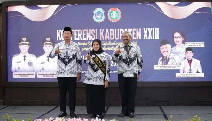 Anis Kartika Yuhronur Efendi, Ibunda PGRI Lamongan