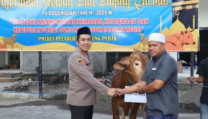 Kapolres Pelabuhan Tanjung Perak Salurkan 51 Hewan Kurban Jelang Iduladha 1446 H, Wujud Kepedulian dan Komitmen Polri Presisi