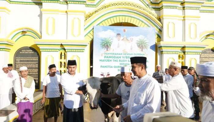 Komandan Korem 084/BJ Laksanakan Sholat Idul Adha dan Serahkan Hewan Kurban