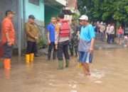 Kapolres Jombang Turun Langsung Salurkan Bantuan Korban Banjir di Kademangan, Mojoagung