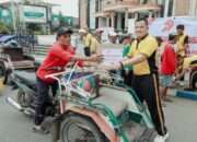 Jelang HUT Bhayangkara ke-79, Kapolres Jombang Bagikan Bansos Sembako kepada Juru Parkir dan Abang Becak