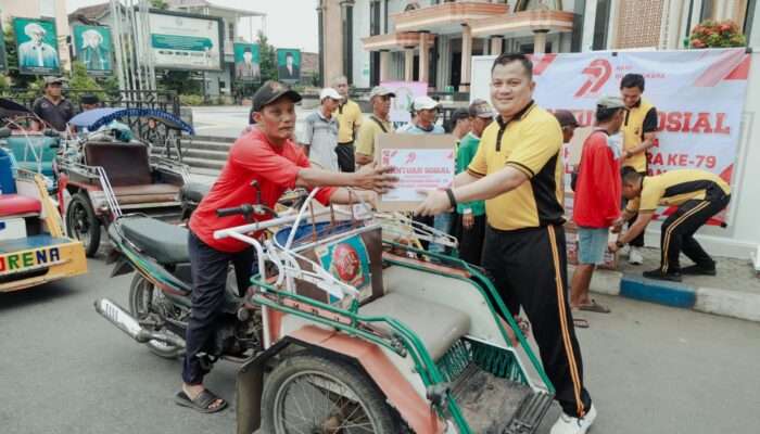 Jelang HUT Bhayangkara ke-79, Kapolres Jombang Bagikan Bansos Sembako kepada Juru Parkir dan Abang Becak