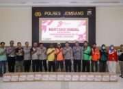 Polres Jombang Gelar Bakti Kesehatan dan Bagikan Bansos, Sambut HUT Bhayangkara ke 79