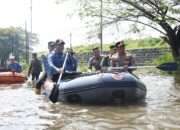 Pakai Perahu Karet, Bupati Subandi Susuri Banjir di Jalan Raya Porong