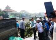 Bupati Subandi bersama Ratusan Orang Bersihkan sampah di Sungai Pelayaran