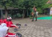 Babinsa Koramil 0817-01/Driyorejo Berikan Pendidikan Bela Negara di UPT SDN 159 Desa Mulung