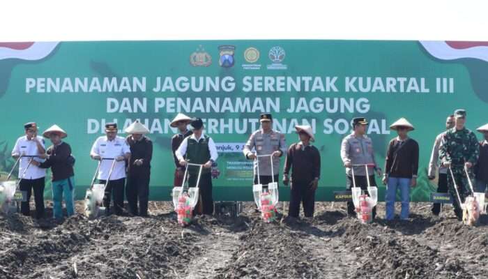Kapolda Jatim Pimpin Penanaman Jagung Serentak di Nganjuk, Dukung Target Nasional 10 Juta Ton