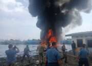 Aksi Sigap Prajurit Lanal Tegal Jajaran Koarmada II , Padamkan Api Yang Membakar Kapal Nelayan Di Pelabuhan Pelindo