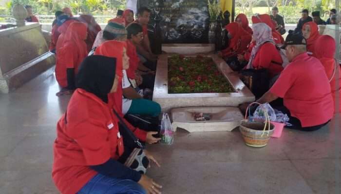 Relawan Surabaya Hebat ( RSH ) Ziarah Kebangsaan Ke Makam Bung Karno Blitar