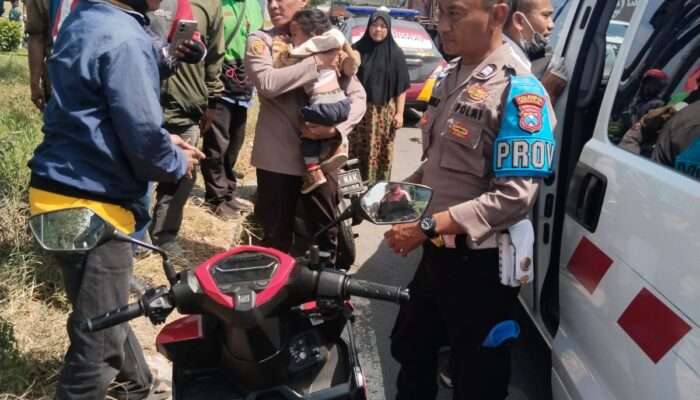 Kapolsek Taman Sigap Tangani Korban Laka Lantas di Jalan Raya Trosobo