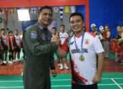 Komandan Puspenerbal Serahkan Medali dan Piala Cabor Bulutangkis Poral Wiltim 2025