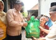 Bupati Subandi Tinjau dan Bantu Rehab Rumah Dua Warga Kurang Mampu di Tarik