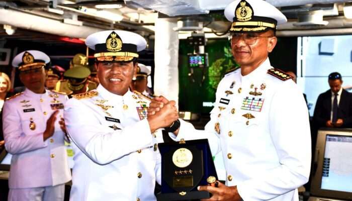 KRI Brawijaya-320 Resmi Perkuat Koarmada II, Kolonel Laut (P) John D. N. Sondakh Dikukuhkan Sebagai Komandan