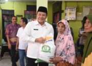 Jumat Berkah, Warga Kemiri Terima Bantuan Pangan Beras