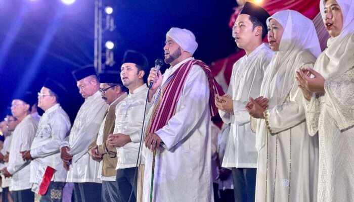 Dzikir, Sholawat, dan Doa di Grahadi : Ribuan Jamaah Syukuri 80 Tahun Kemerdekaan Indonesia