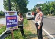 Unit Lantas Polsek Balongbendo Pasang Himbauan di Jalur Rawan Kecelakaan