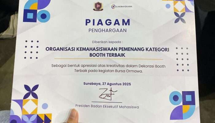 Organisasi Kemahasiswaan (Ormawa) Paskibra Universitas Dinamika Berhasil Raih Penghargaan Kategori Booth Terbaik di Bursa Ormawa 2025