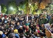 Danrem 084/BJ Dampingi Pangdam V/Brawijaya Duduk Bersama Massa Aksi di Grahadi, Suasana Tegang Cair Jadi Keakraban