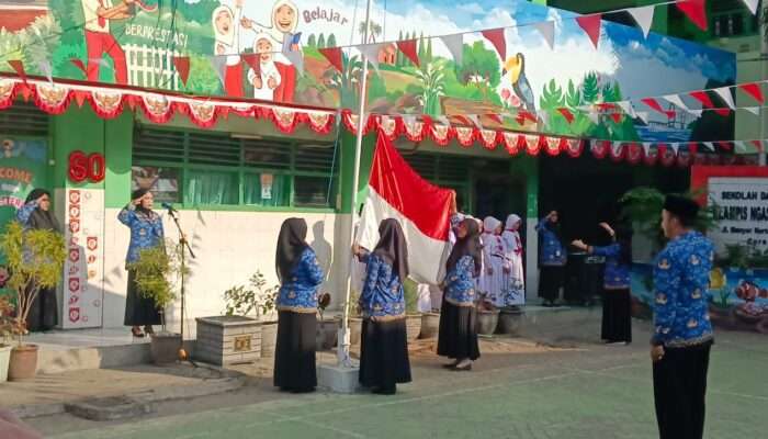 Upacara HUT ke-80 RI di SDN Klampis Ngasem III/512 Surabaya Berlangsung Khidmat