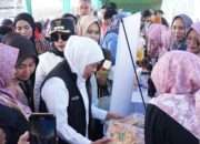 Gubernur Jatim Didampingi Wakil Bupati Sidoarjo, Gelar Pasar Murah di Taman. Gubernur Khofifah : Stok Pangan Aman, Fokus pada Kelancaran Distribusi
