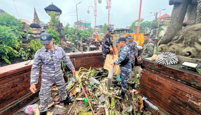 Aksi Cepat Tanggap Darurat, Prajurit Lanal Denpasar Bersama Masyarakat Atasi Bencana Banjir di Kota Denpasar