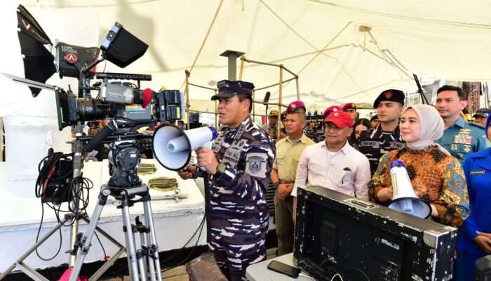 TNI Angkatan Laut Gelar Take Scene Pertama Film Berjudul The Hostage’s Hero di KRI Dewaruci Koarmada II