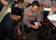 Cegah Curanmor, Kapolres Pelabuhan Tanjung Perak Bagikan Kunci Ganda ke Warga Morokrembangan