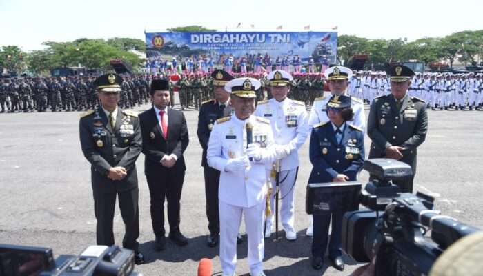 TNI Gelar Upacara HUT ke-80 di Karang Pilang Surabaya, Wadan Kodiklatal Jadi Irup