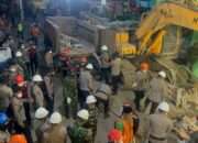 Ratusan Personel Polresta Sidoarjo Berjibaku Bersihkan Puing Bangunan Ponpes Al Khoziny