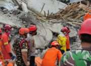 Kapolresta Sidoarjo Turun Langsung Cek Evakuasi Korban Musibah Ponpes Al Khoziny