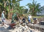 Wujud Kemanunggalan TNI-Rakyat, Babinsa Cerme Terjun Bangun Jembatan di Guranganyar