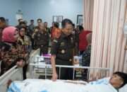 Wabup Sidoarjo dan Kajati Jatim Beri Dukungan Moril Korban Musibah Ponpes Al Khoziny di RSUD R.T. Notopuro