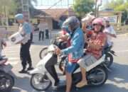 Polsek Jatikalen Bagikan Nasi Bungkus Jumat Berkah untuk Warga dan Pengguna Jalan