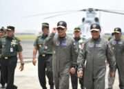 Komandan Puspenerbal Sematkan Brevet Kehormatan Penerbangan TNl Angkatan Laut kepada Rektor Unhan Rl