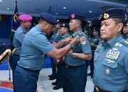 Wakasal dan 10 Pejabat Tinggi TNI AL Terima Brevet Kehormatan Principal Warfare Officer (PWO)