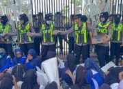 Aksi Humanis: Polwan Bojonegoro Berbagi Air Mineral kepada Massa Unjuk Rasa