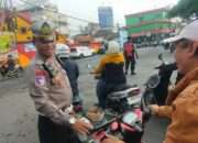 Upaya Humanis Anggota Polsek Krian Edukasi Pengendara Tanpa Helm