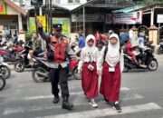 Peduli Keselamatan Pelajar, Patroli Polsek Krian Gatur Lalin dan Bantu Penyeberangan Depan Sekolah