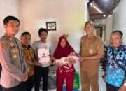 Kapolsek Krembung Sambang Desa Tanjekwagir, Salurkan Bansos untuk Warga